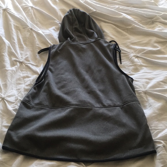 Under armor pre workout vest/throw - Picture 3 of 3